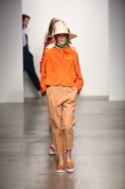 modelleri pist finale karen walker ilkbahar-yaz 2015 defile de yürü.