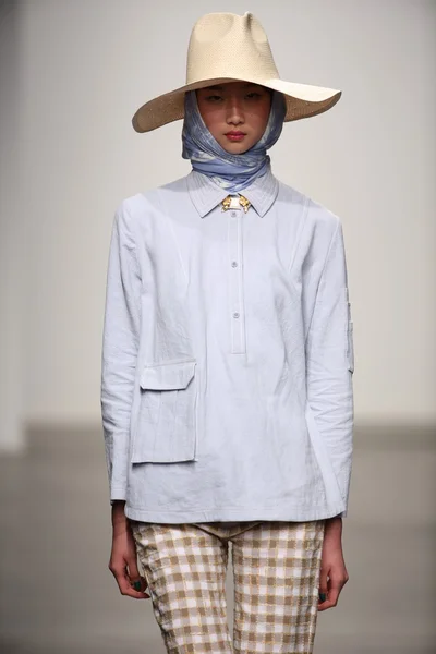 Model spacery pasa startowego w karen walker wiosna lato moda 2015 Pokaż — Zdjęcie stockowe