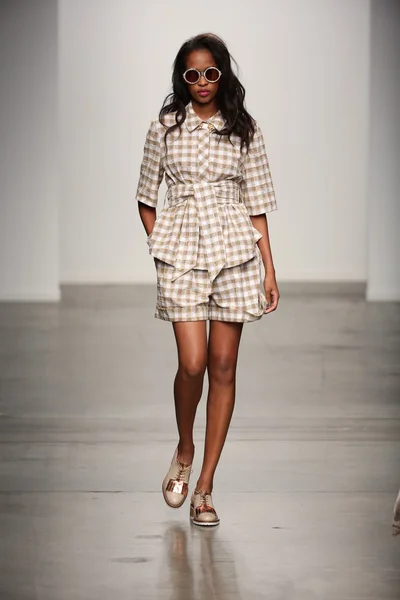 モデルはカレン ウォーカー春夏 2015年ファッションショーで滑走路を歩く — ストック写真