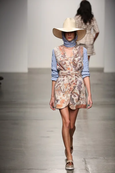 Model walks the runway at Karen Walker Spring-Summer 2015 fashion show — Stock Photo, Image