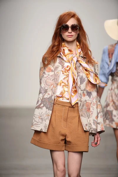 La modella cammina sulla passerella alla sfilata Karen Walker Primavera-Estate 2015 — Foto Stock