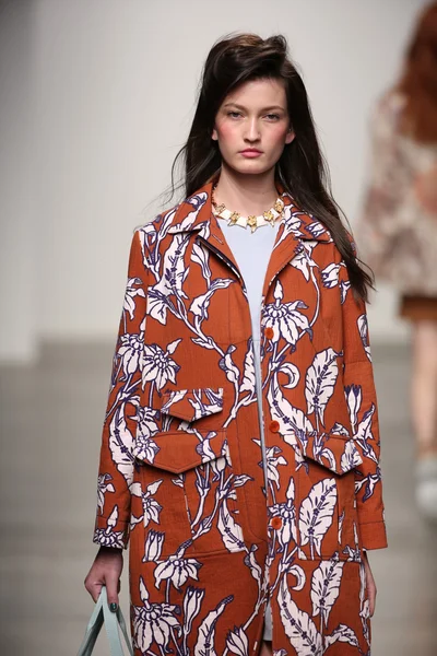 Modelo camina por la pasarela en Karen Walker Primavera-Verano 2015 desfile de moda —  Fotos de Stock