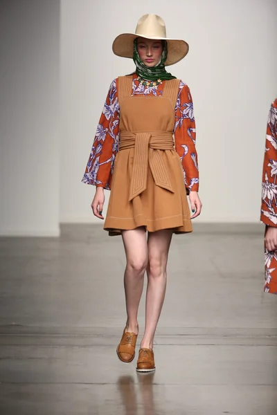 La modella cammina sulla passerella alla sfilata Karen Walker Primavera-Estate 2015 — Foto Stock