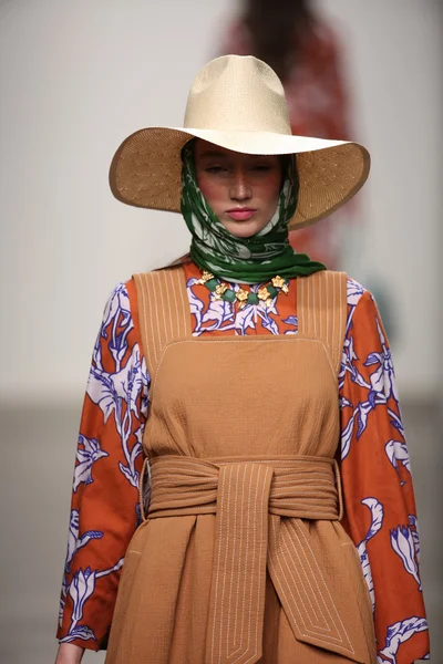 karen walker ilkbahar-yaz 2015 defile pist model yürür