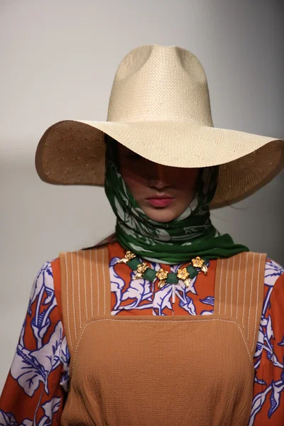 karen walker ilkbahar-yaz 2015 defile pist model yürür