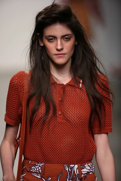 karen walker ilkbahar-yaz 2015 defile pist model yürür