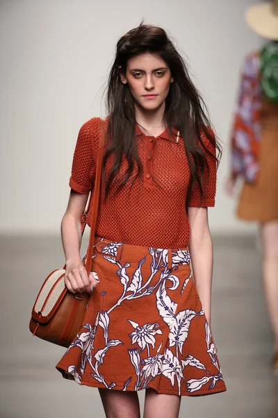 karen walker ilkbahar-yaz 2015 defile pist model yürür