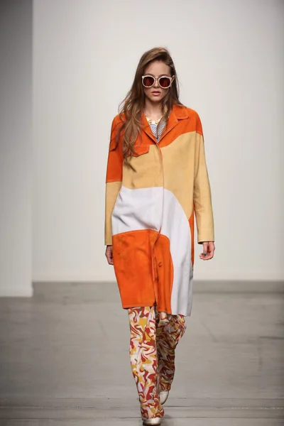 Modell sétál a kifutópályán, Karen walker tavaszi-nyári 2015 divatbemutató — Stock Fotó