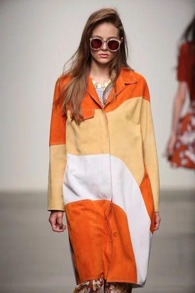 Model spacery pasa startowego w karen walker wiosna lato moda 2015 Pokaż — Zdjęcie stockowe