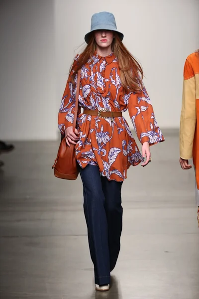 karen walker ilkbahar-yaz 2015 defile pist model yürür