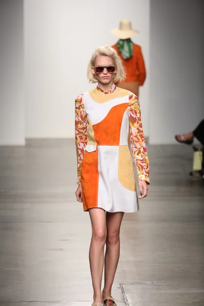 Model walks the runway at Karen Walker Spring-Summer 2015 fashion show — Stock Photo, Image