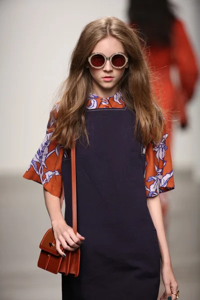 La modella cammina sulla passerella alla sfilata Karen Walker Primavera-Estate 2015 — Foto Stock