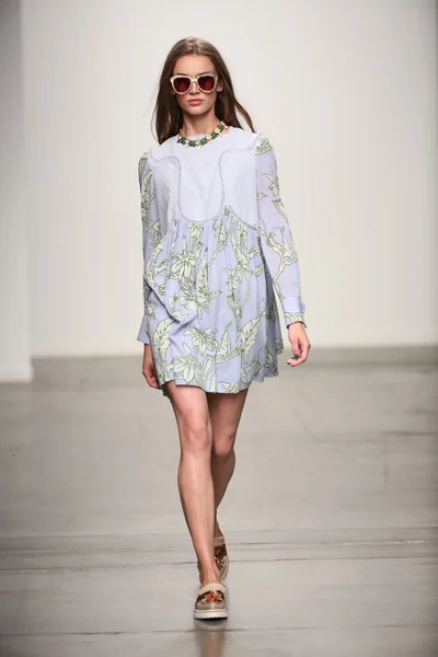 Model leidt de landingsbaan op karen walker lente-zomer 2015 modeshow — Stockfoto