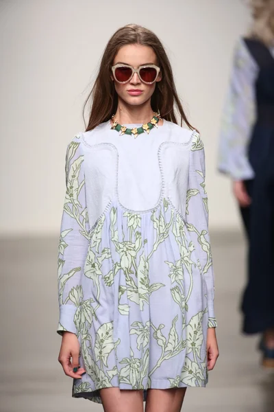 Modellen går banan vid karen walker våren-sommaren 2015 modevisning — Stockfoto