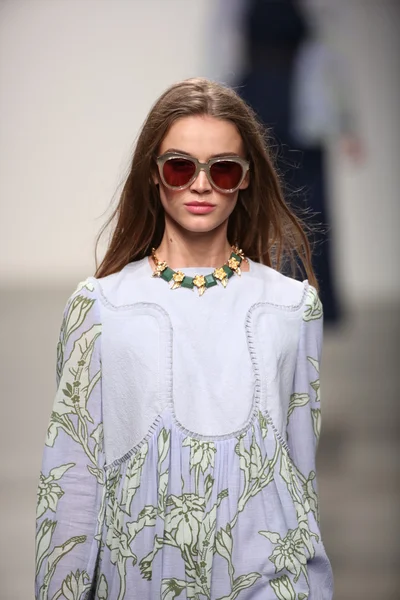 karen walker ilkbahar-yaz 2015 defile pist model yürür