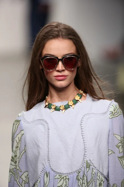 Model chodí dráha v karen walker jaro léto 2015 módní show — Stock fotografie
