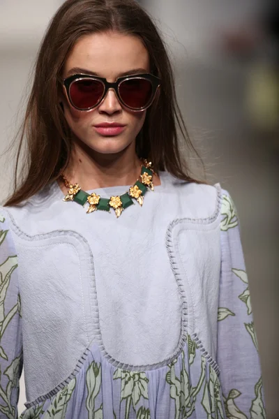 La modella cammina sulla passerella alla sfilata Karen Walker Primavera-Estate 2015 — Foto Stock