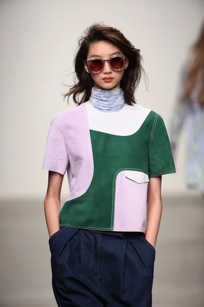 Modelo camina por la pasarela en Karen Walker Primavera-Verano 2015 desfile de moda —  Fotos de Stock