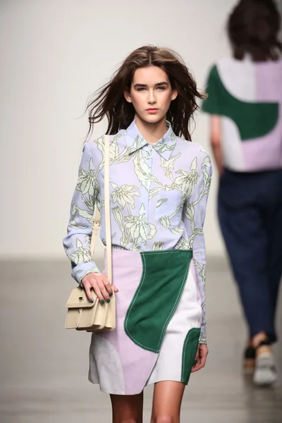 Modelo caminha na passarela no desfile de moda Karen Walker Spring-Summer 2015 — Fotografia de Stock