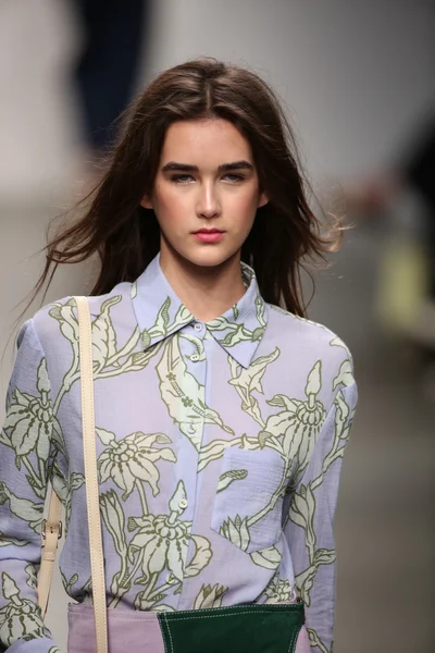 karen walker ilkbahar-yaz 2015 defile pist model yürür