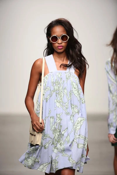 karen walker ilkbahar-yaz 2015 defile pist model yürür