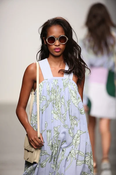 karen walker ilkbahar-yaz 2015 defile pist model yürür