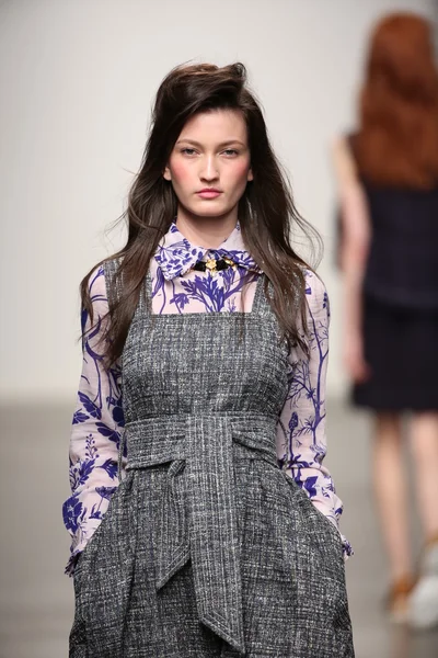 karen walker ilkbahar-yaz 2015 defile pist model yürür