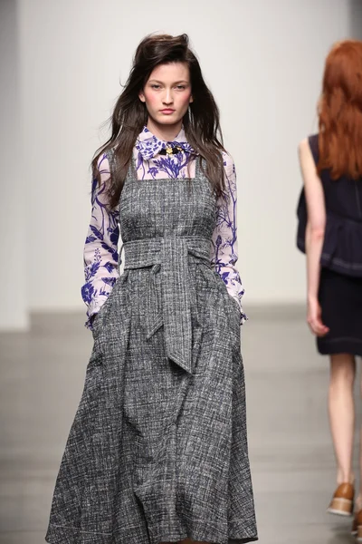 Model leidt de landingsbaan op karen walker lente-zomer 2015 modeshow — Stockfoto