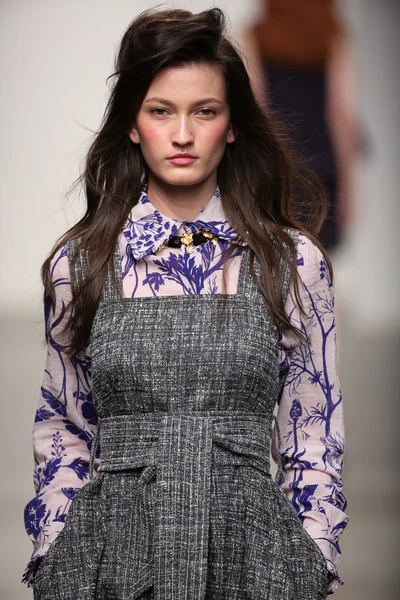 karen walker ilkbahar-yaz 2015 defile pist model yürür
