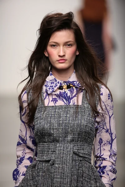 karen walker ilkbahar-yaz 2015 defile pist model yürür