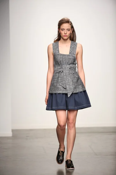 模型走在凯伦 · 沃克春夏季 2015年时装秀跑道 — 图库照片
