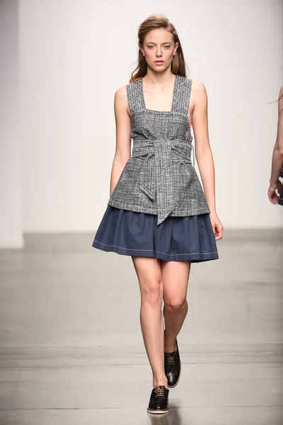 Modelo caminha na passarela no desfile de moda Karen Walker Spring-Summer 2015 — Fotografia de Stock