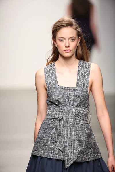karen walker ilkbahar-yaz 2015 defile pist model yürür