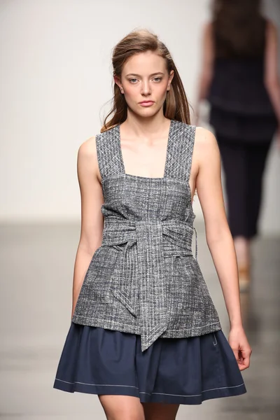 karen walker ilkbahar-yaz 2015 defile pist model yürür