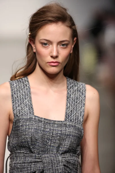 Model läuft über den Laufsteg bei der Modeschau karen walker frühjahr sommer 2015 — Stockfoto