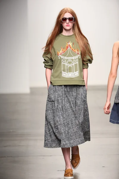 Model walks the runway at Karen Walker Spring-Summer 2015 fashion show — Stock Photo, Image