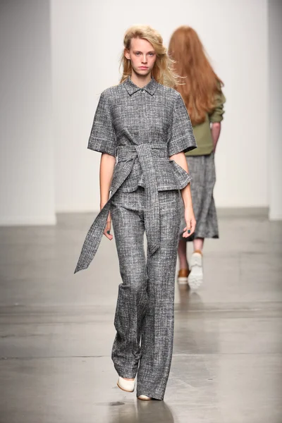 karen walker ilkbahar-yaz 2015 defile pist model yürür