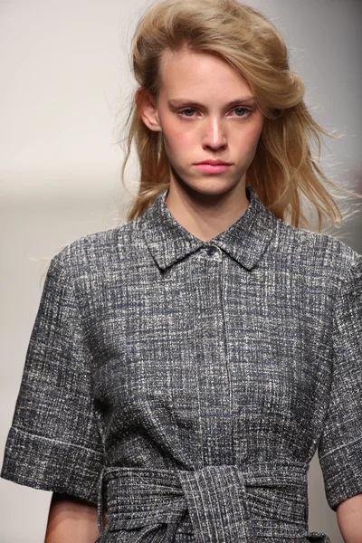 karen walker ilkbahar-yaz 2015 defile pist model yürür