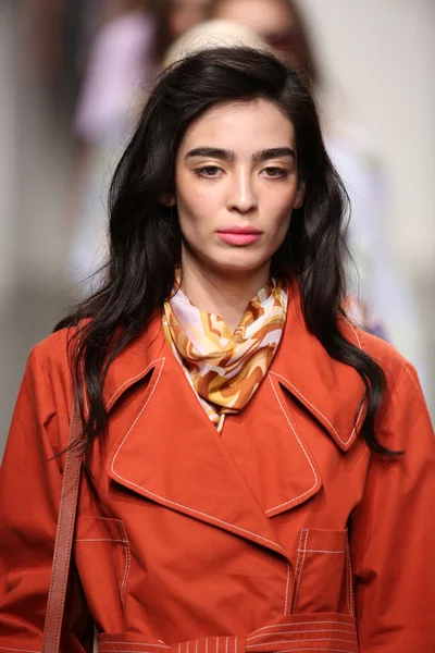 modelleri pist finale karen walker ilkbahar-yaz 2015 defile de yürü.