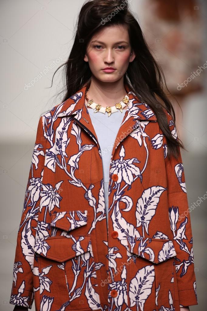 モデルはカレン ウォーカー春夏 15年ファッションショーで滑走路を歩く ストックエディトリアル用写真 C Fashionstock モデルはカレン ウォーカー春夏 15年ファッションショーで滑走路を歩く ストックエディトリアル用写真 C Fashionstock