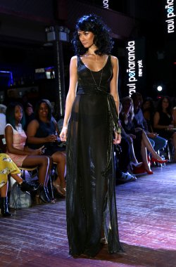 raul penaranda ilkbahar-yaz 2015 boğucu sunum için pist model yürür