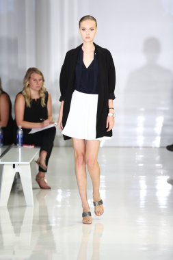 modeli pist yürür, mercedes-benz moda haftası sırasında rucci ralph.