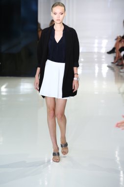 modeli pist yürür, mercedes-benz moda haftası sırasında rucci ralph.