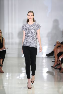 modeli pist yürür, mercedes-benz moda haftası sırasında rucci ralph.