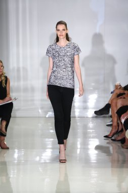 modeli pist yürür, mercedes-benz moda haftası sırasında rucci ralph.