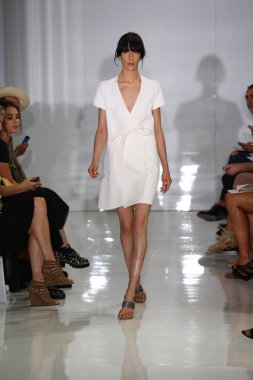 modeli pist yürür, mercedes-benz moda haftası sırasında rucci ralph.