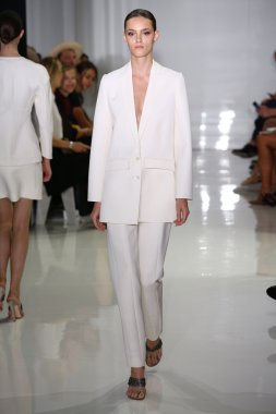 modeli pist yürür, mercedes-benz moda haftası sırasında rucci ralph.