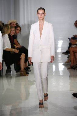 modeli pist yürür, mercedes-benz moda haftası sırasında rucci ralph.