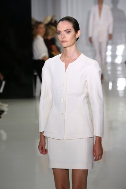 modeli pist yürür, mercedes-benz moda haftası sırasında rucci ralph.