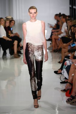 modeli pist yürür, mercedes-benz moda haftası sırasında rucci ralph.